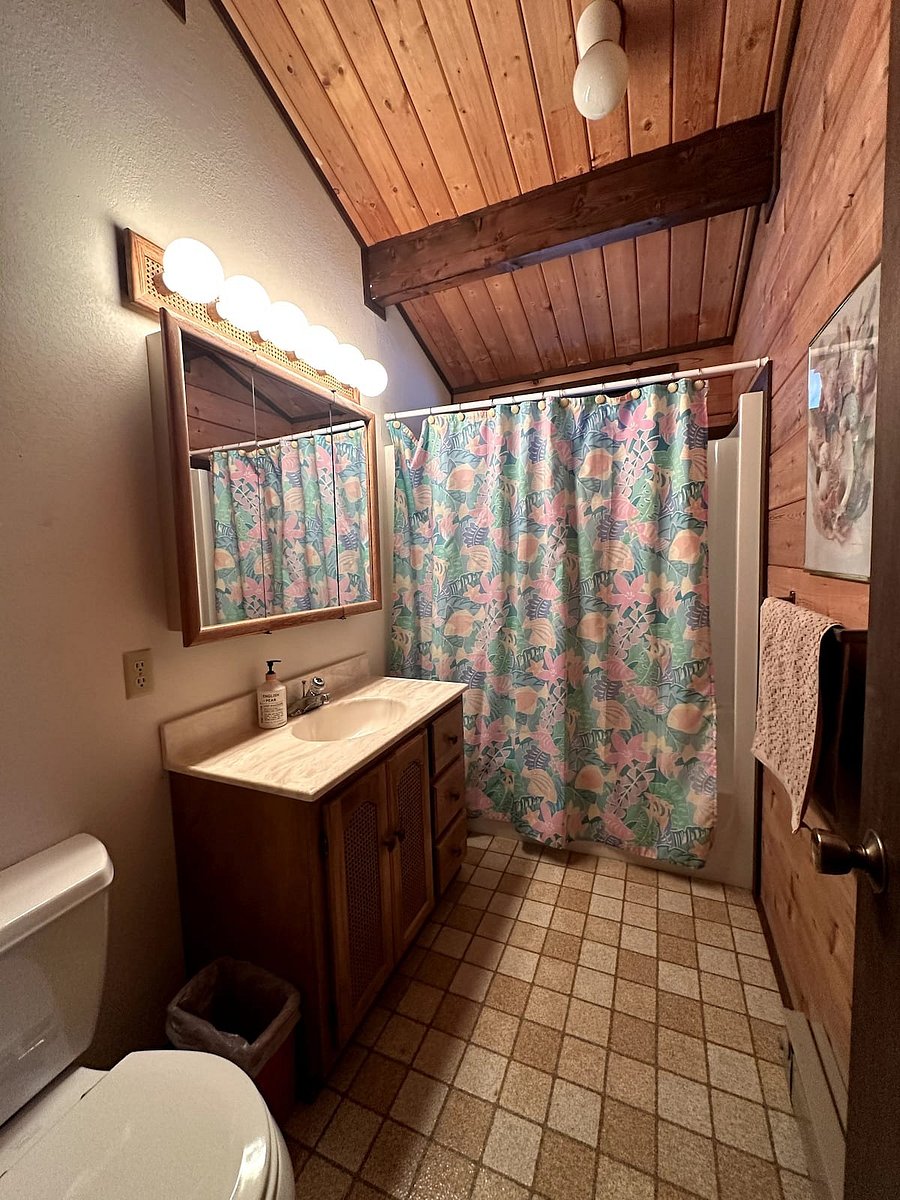 Full bathroom upstairs.