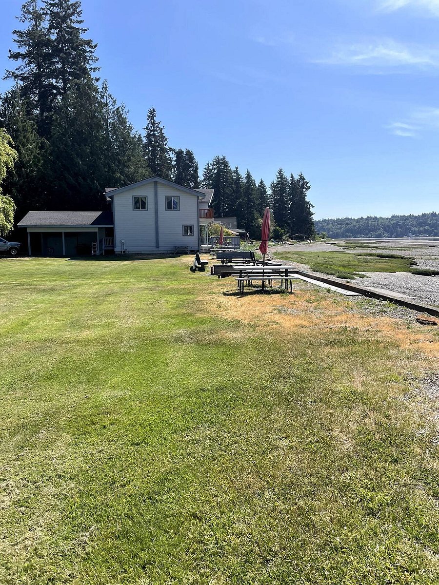 Complete, whole-house waterfront home. Large lawn area that is shared with other community members.
