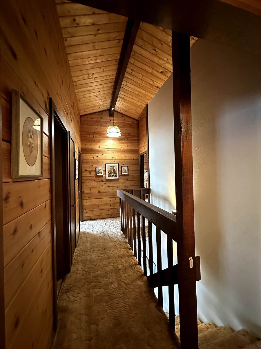 Hallway between the 3 upstairs bedroom and 2 bathrooms.