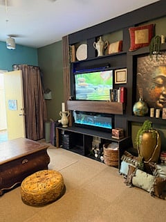 Zen bonus shared space: Smart tv, fireplace, spin bike, stretching bar, yoga mats