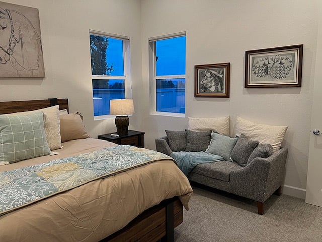 Primary bedroom sitting area