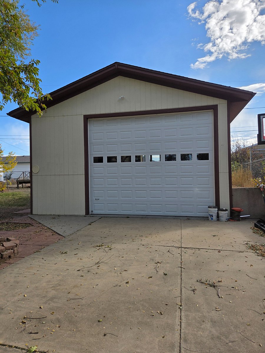 Detached Large Shop available for additional monthly fee
