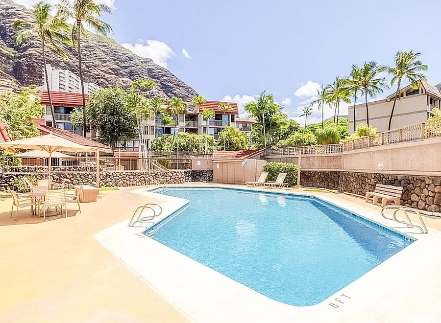 Community has 2 pools and 2 jacuzzis!