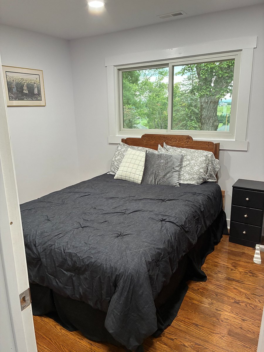 Bedroom 2 - Queen Bed
