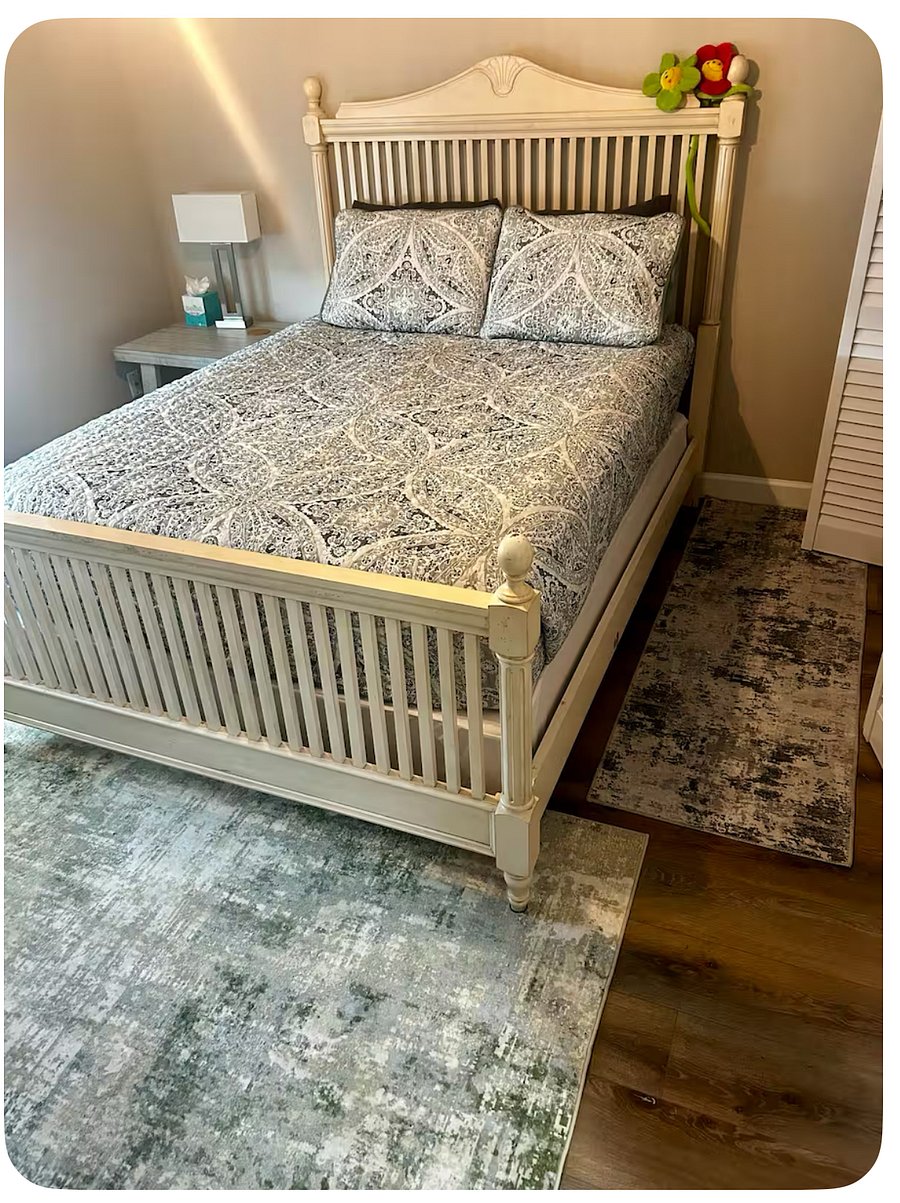 Guest bedroom
Queen size bed