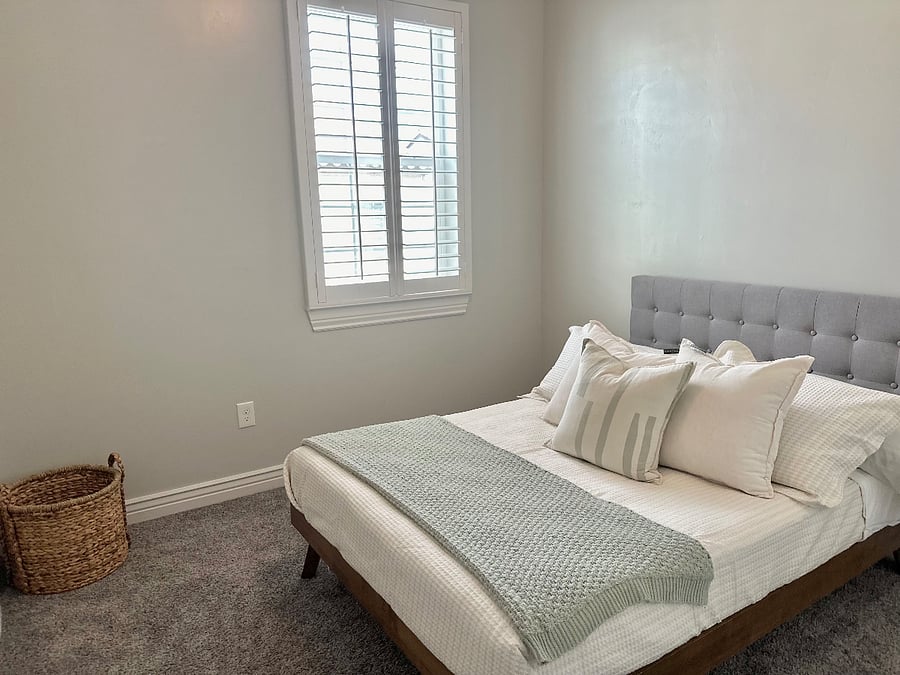3rd bedroom with queen size bed