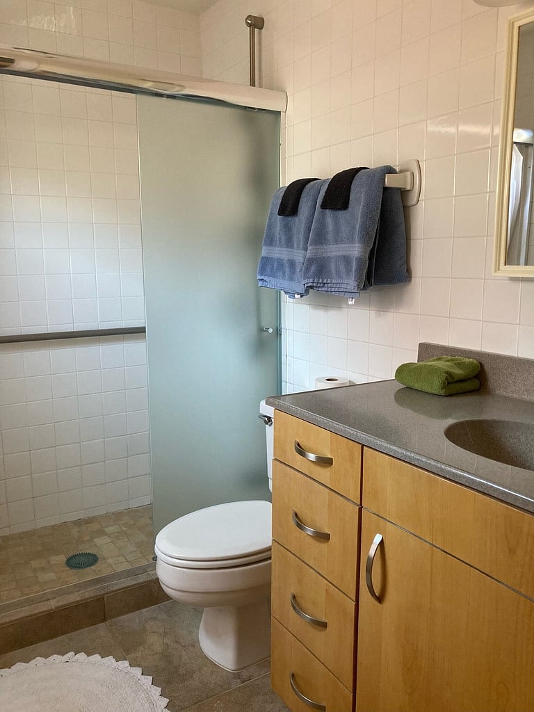 Private bathroom for (king) bedroom