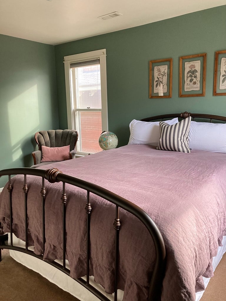 (Queen) bedroom
Shared bathroom