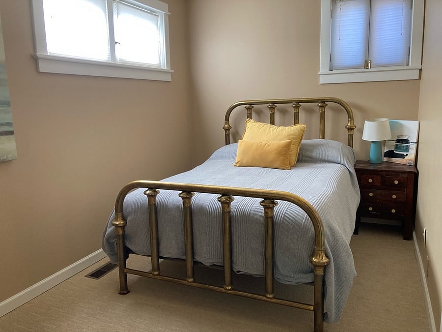 (Full) bedroom
Main floor
Semi-private bathroom (shared with living spaces on same floor)