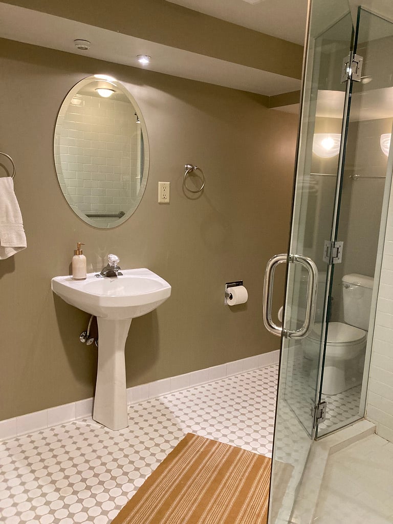 (Queen) Basement
private bathroom
