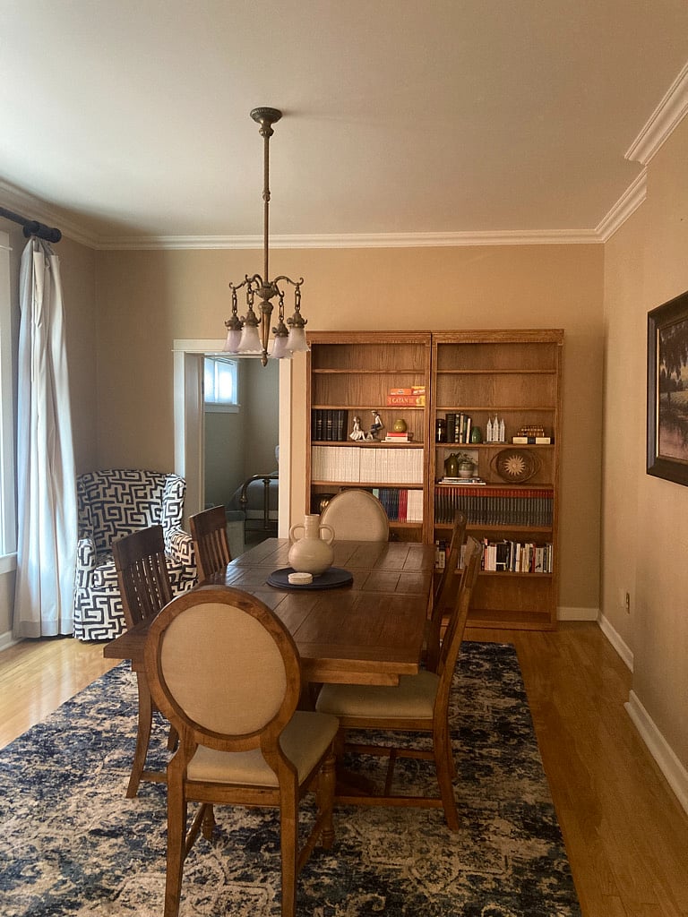 Dining room (additional chairs available)