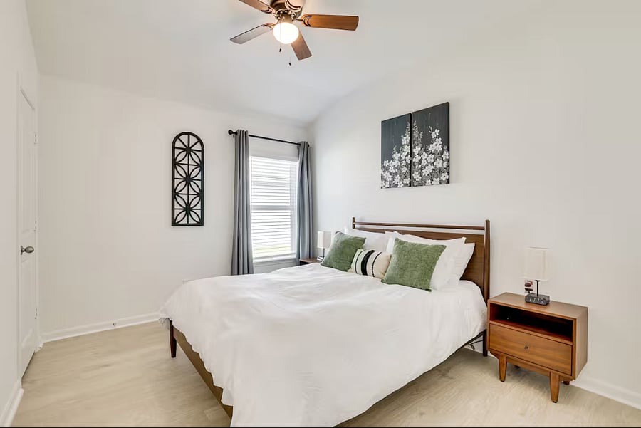 Queen Bed!