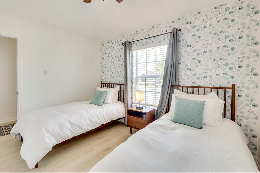 Guest Bedroom with 2 Twin Beds