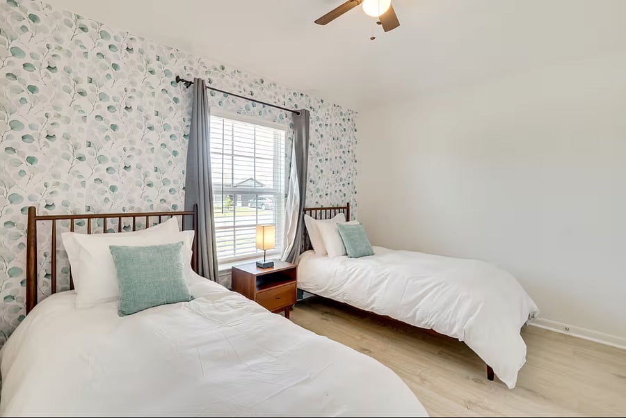 Guest Bedroom with 2 Twin Beds