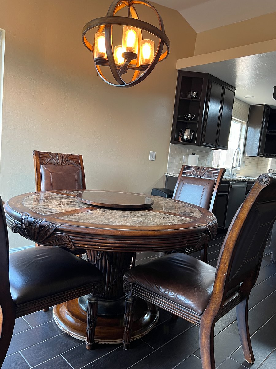 Great Room - eating area, table with five chairs