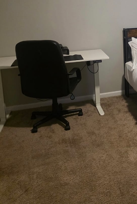 From early calls to late-night edits, the electric sit/stand desk helps you stay energized, focused, and in control.