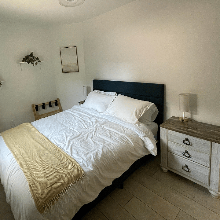 3rd bedroom, queen-sized bed, does not have a closet, shard bath with 3rd bed
