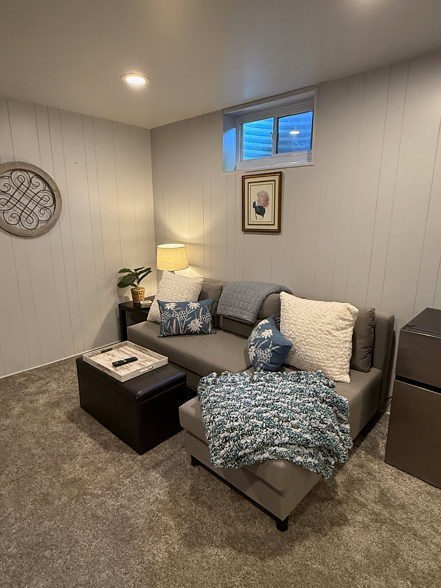 Living room area in suite