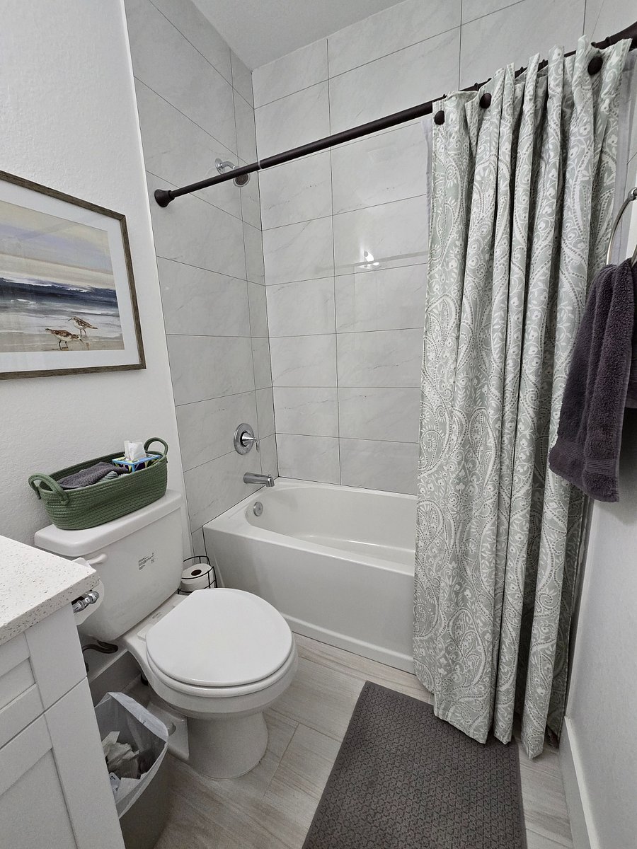 Shared guest bathroom. 