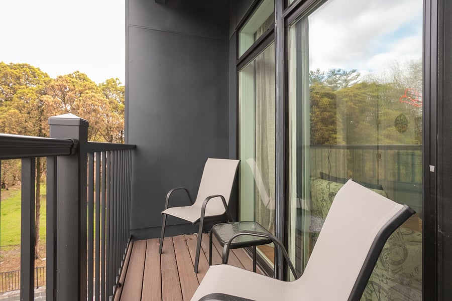Enjoy a cup of coffee in the morning on the balcony.