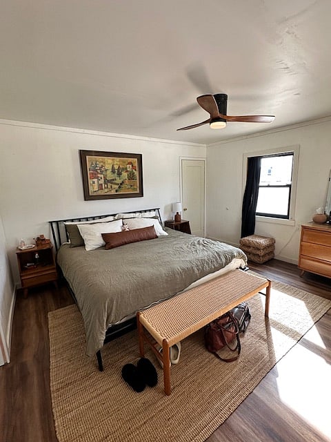Master-king size bed
Smaller walk in closet