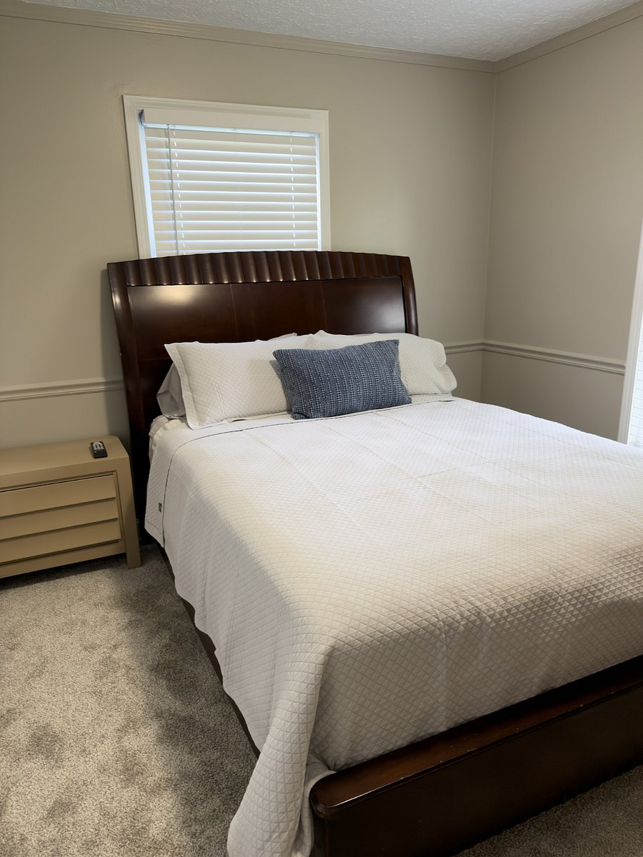 Bed 2 has queen adjustable bed! All new bedding.