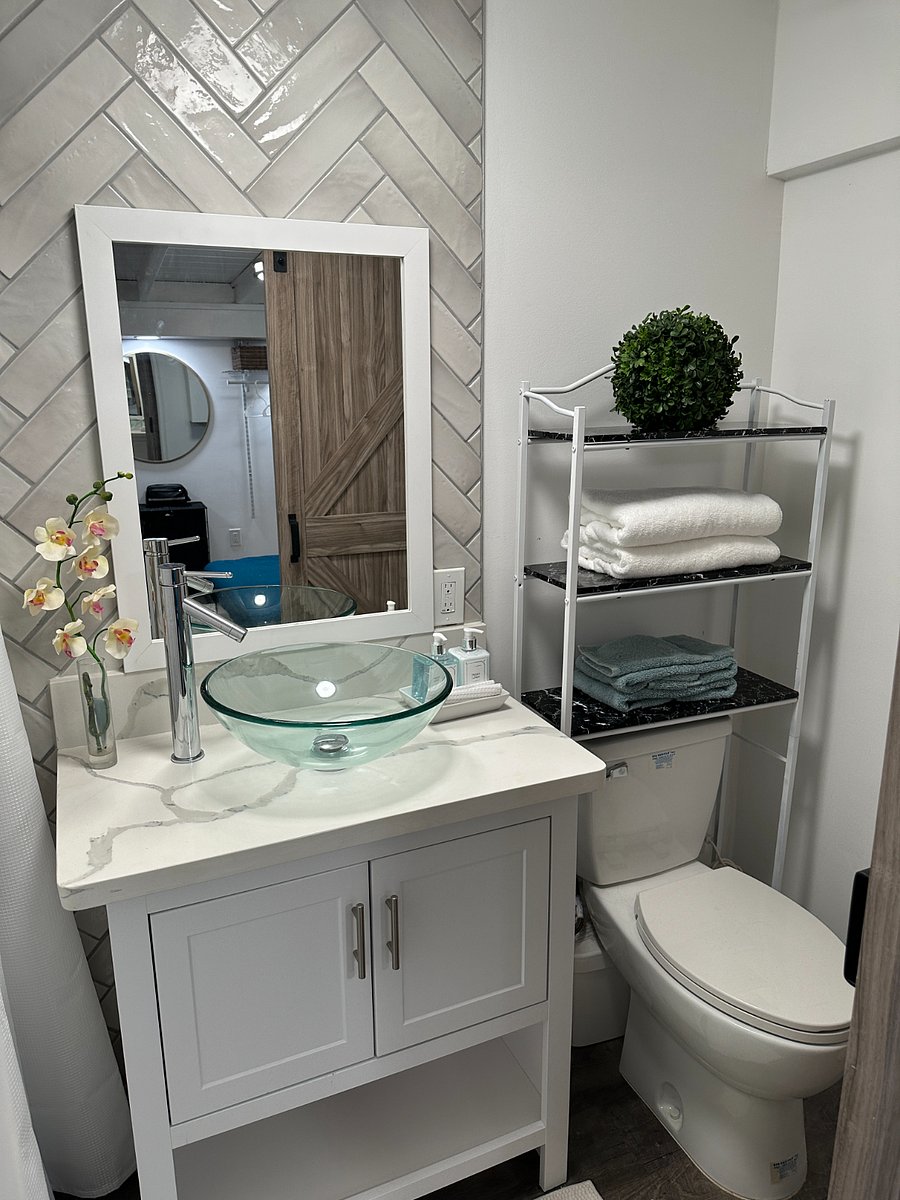 STUDIO (UNIT C)

Bathroom with modern decor. Towels provided. 