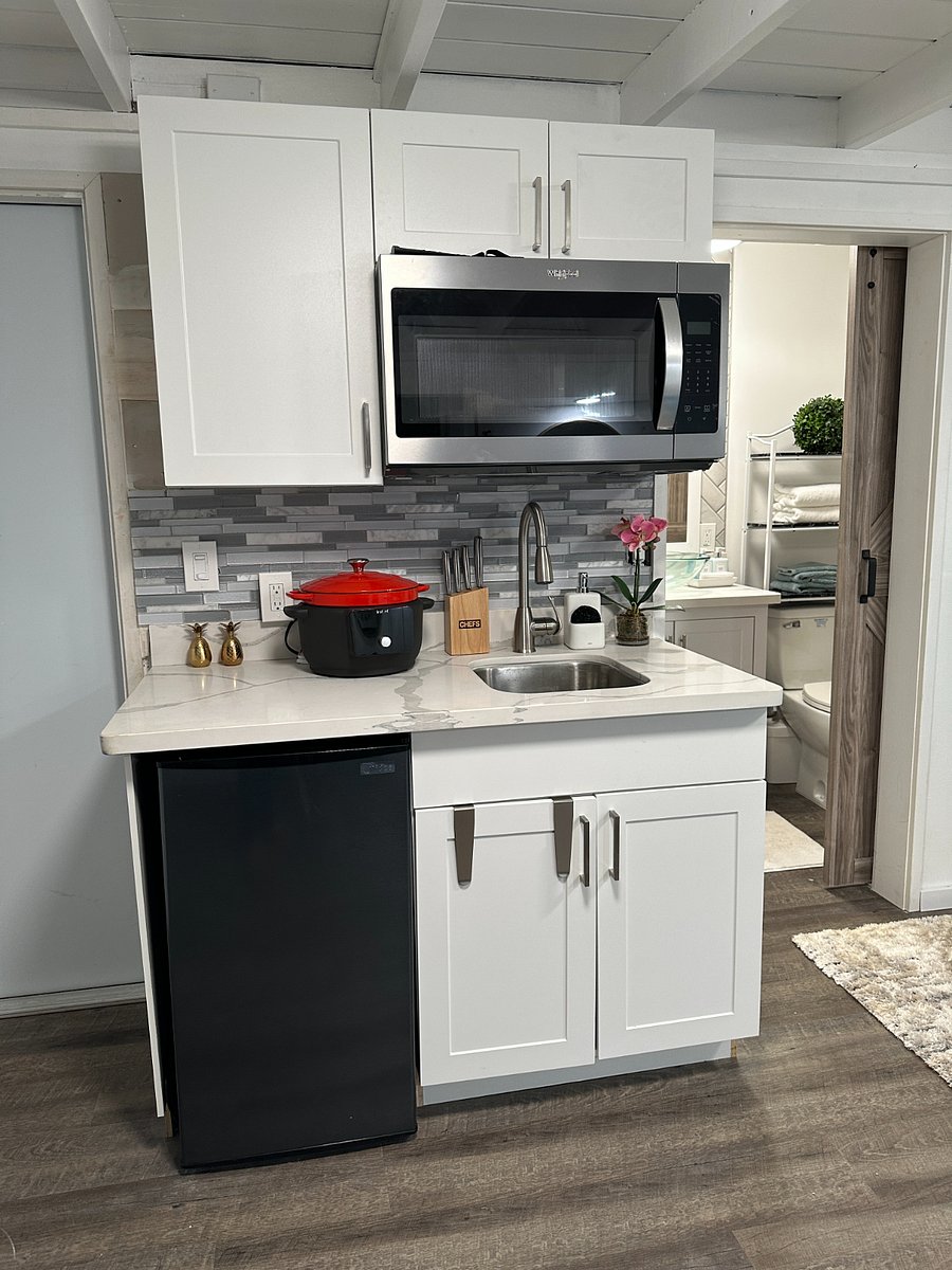 STUDIO (UNIT C)

Kitchenette. Has microwave, air fryer, mini fridge, STUDIO (UNIT C)coffee maker, basic plates and utensils. 