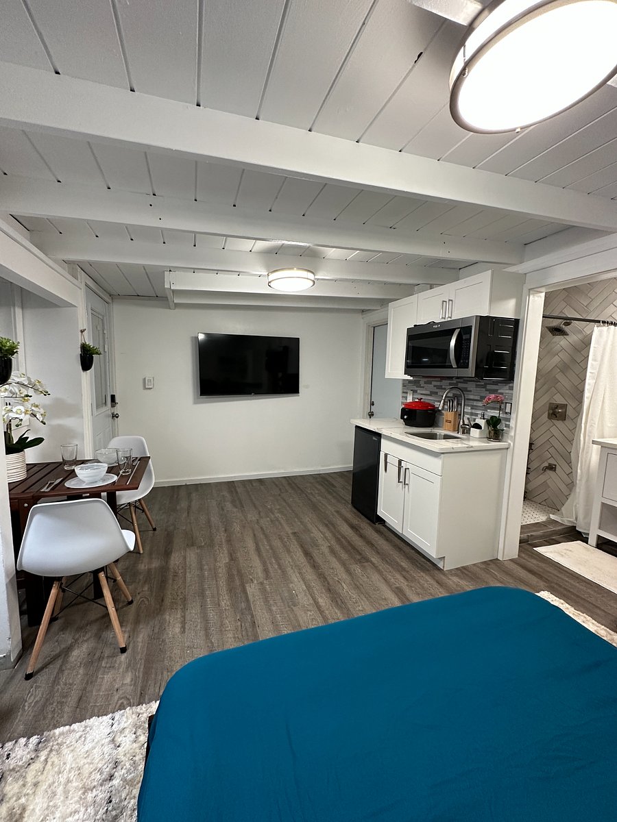 STUDIO (UNIT C)

Wall mounted Smart TV. 
