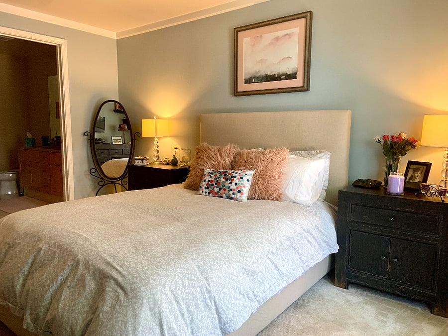 Master bedroom. Queen bed. 