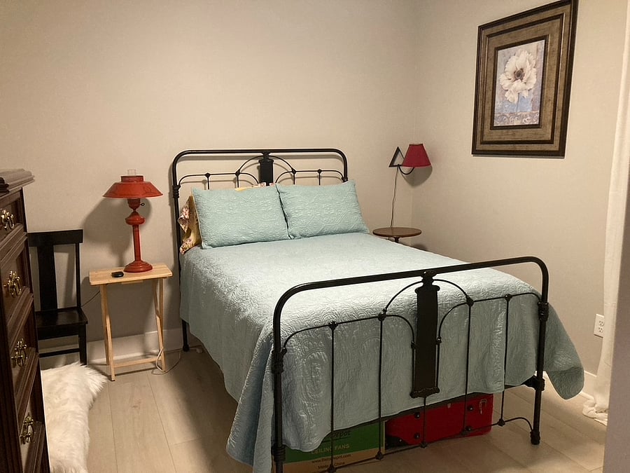 I'm going to put a desk next to the bed.