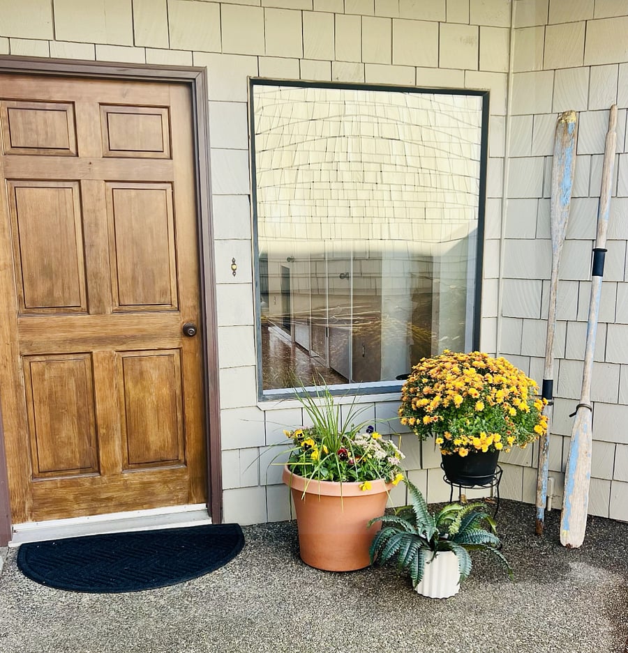 Private entrance, off private courtyard