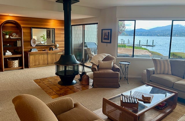 Large living room with views!!