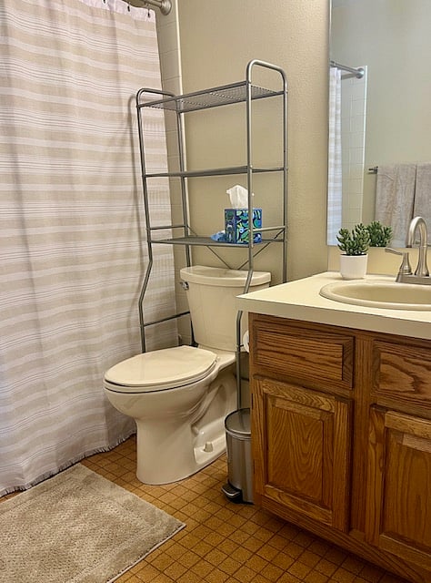 Primary bath with shower/tub
