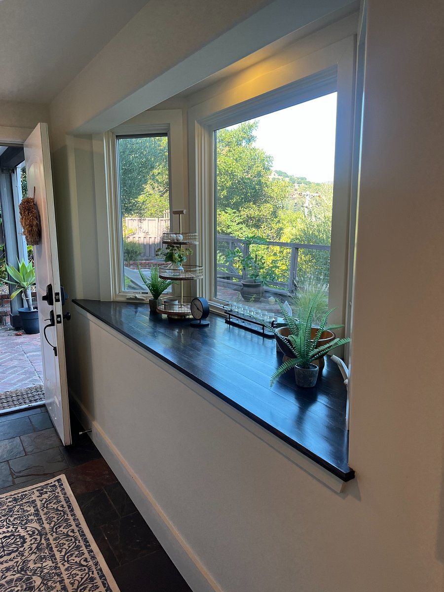 Lots of light through the kitchen bay window.