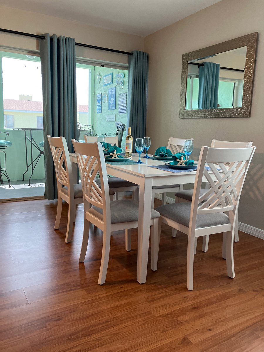 No island bar here, youll love sitting with guest at the dining table!!