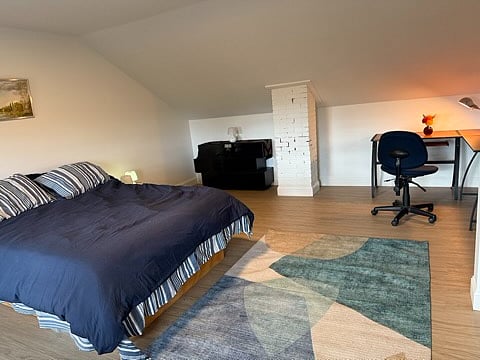 Desk area
Bureau for clothes