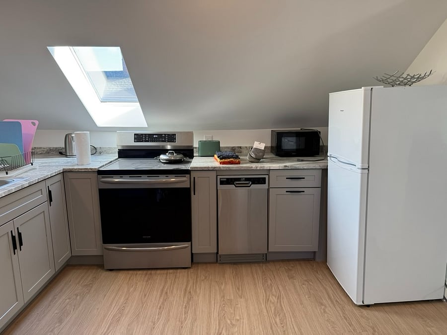 Full kitchen
