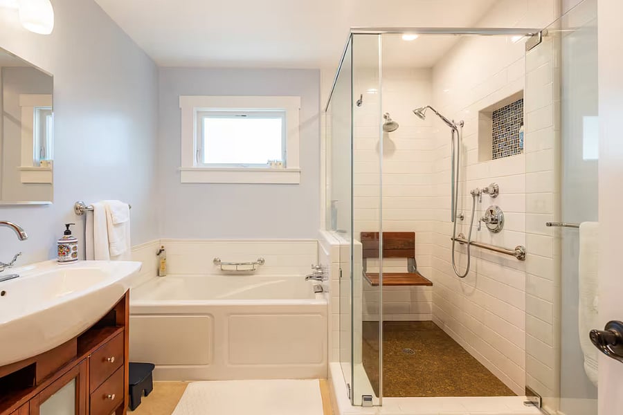 Soaking Tub & Walk In Shower 