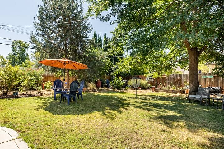 Spacious Backyard - Shared with Us