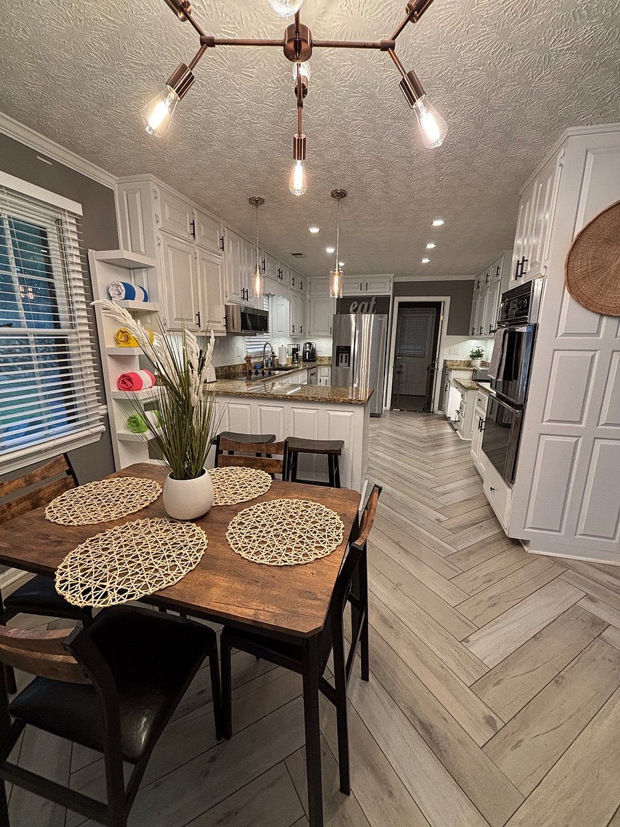 Kitchen and Breakfast area 