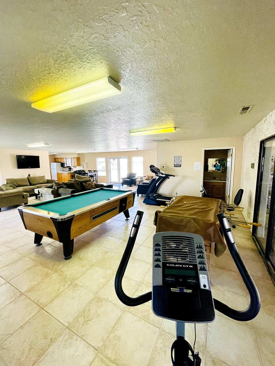 Indoor clubhouse with pool table, foosball table, treadmill, workoutbike, 2 pianos, a big-screen TV & lounge area. There's also a communal kitchen & seating space for larger gatherings
