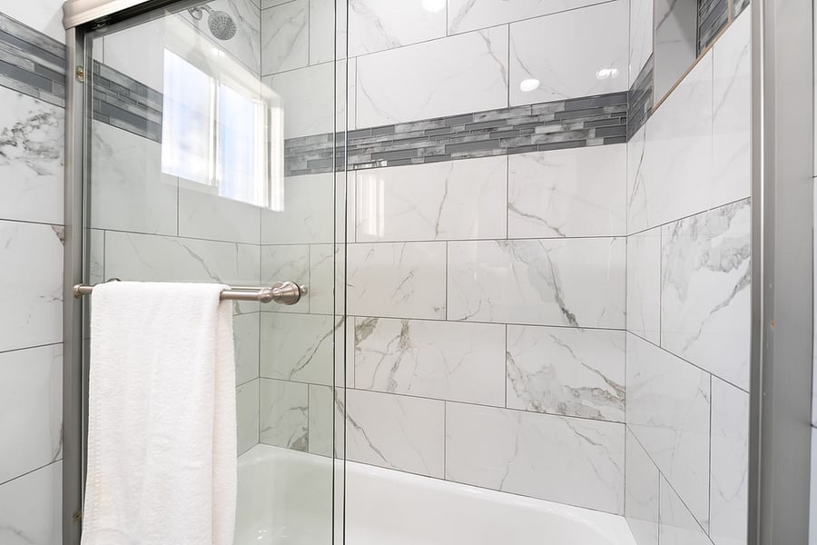 Bathroom 2 shower/tub combo