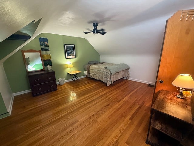 Second large BR may fit another bed/desk if needed
