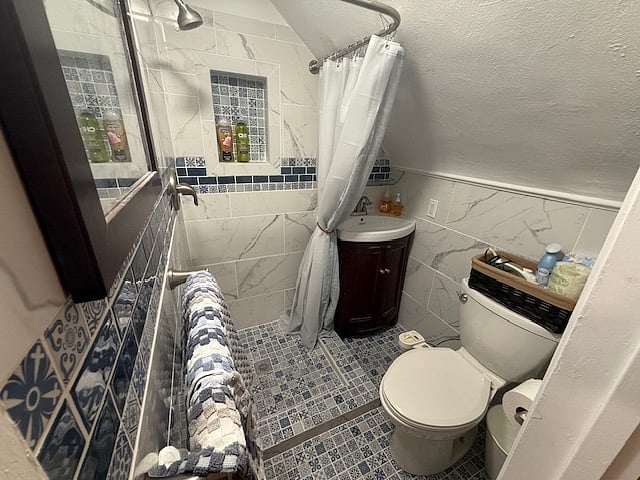 Fully private bathroom recently remodeled-all yours  