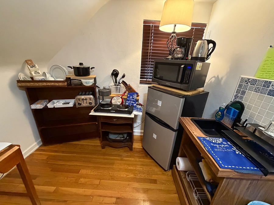 Full Kitchenette-Stove- Microwave- AirFryer-Oven Fridge-freezer, sink and all essential utensils