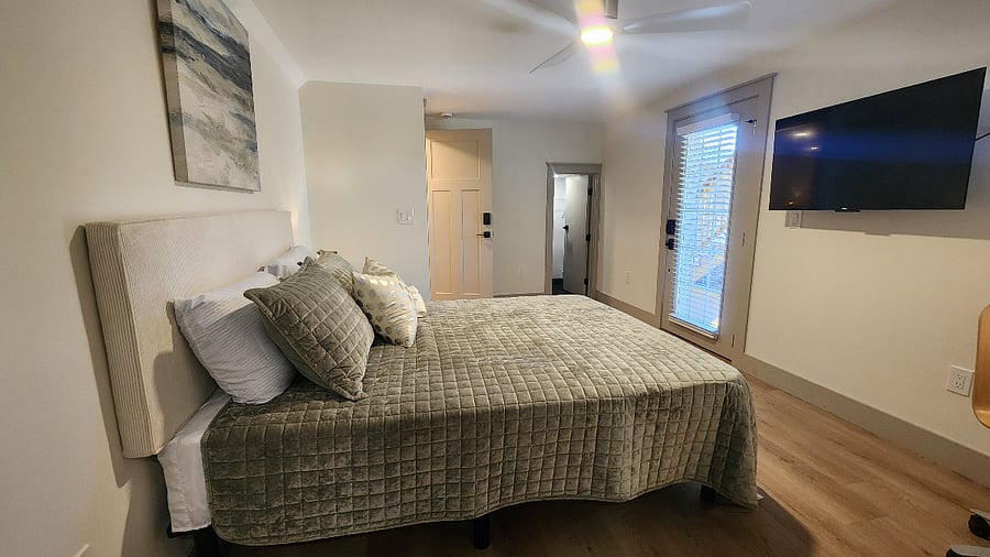 French Broad w Lower Deck Entry/Exit & 2 Closets