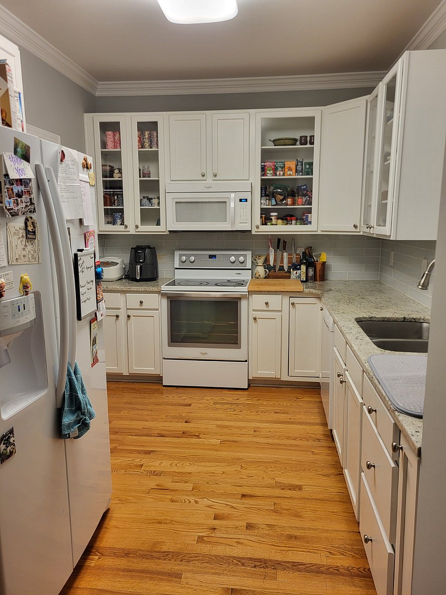 Fully functional kitchen, air fryer, rice cooker, nutribullet. 