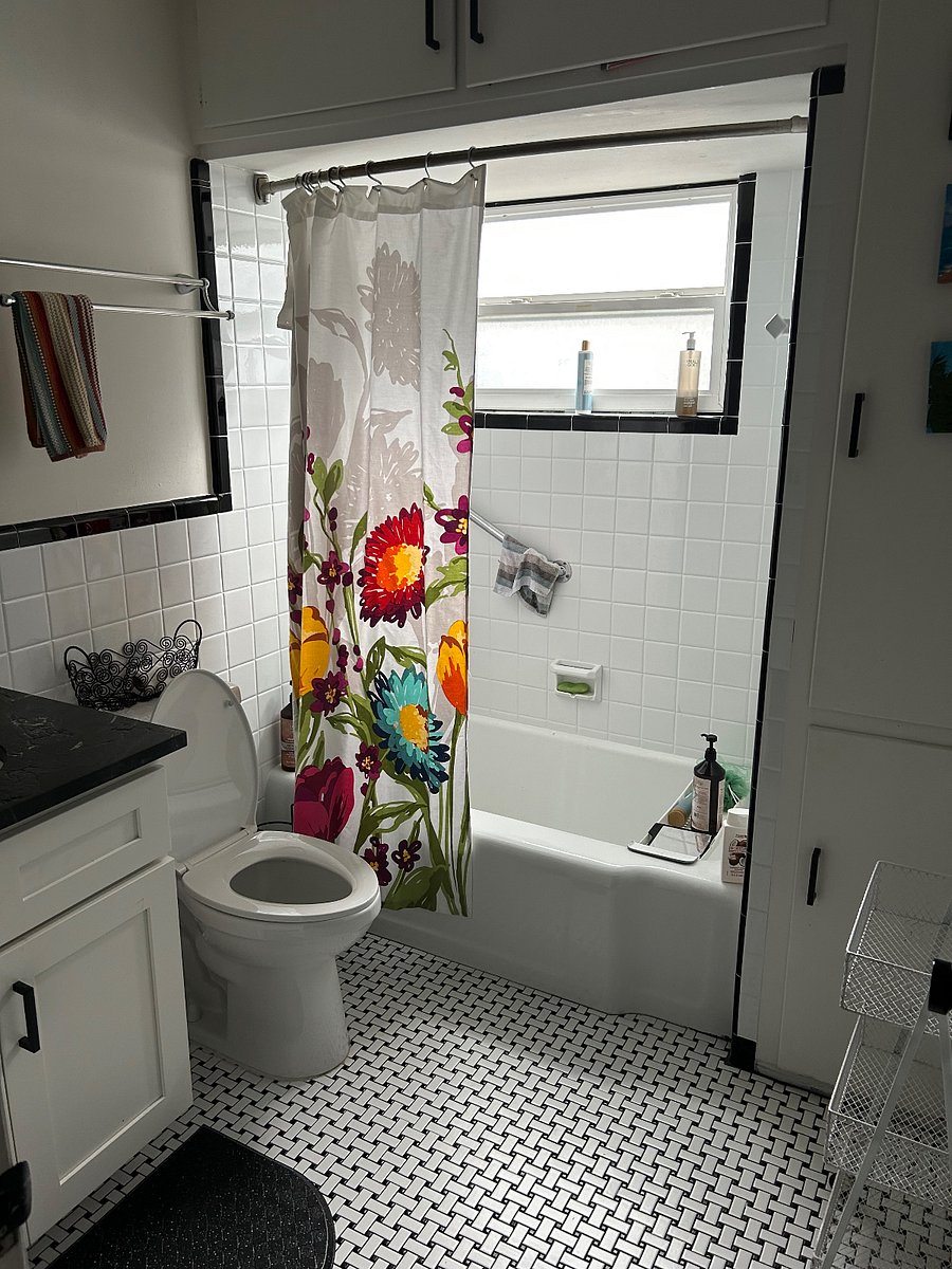 Full private bath (tub & shower) off hallway to bedroom