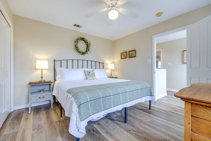 Secondary room with "bird" theme. Overlooks front yard.